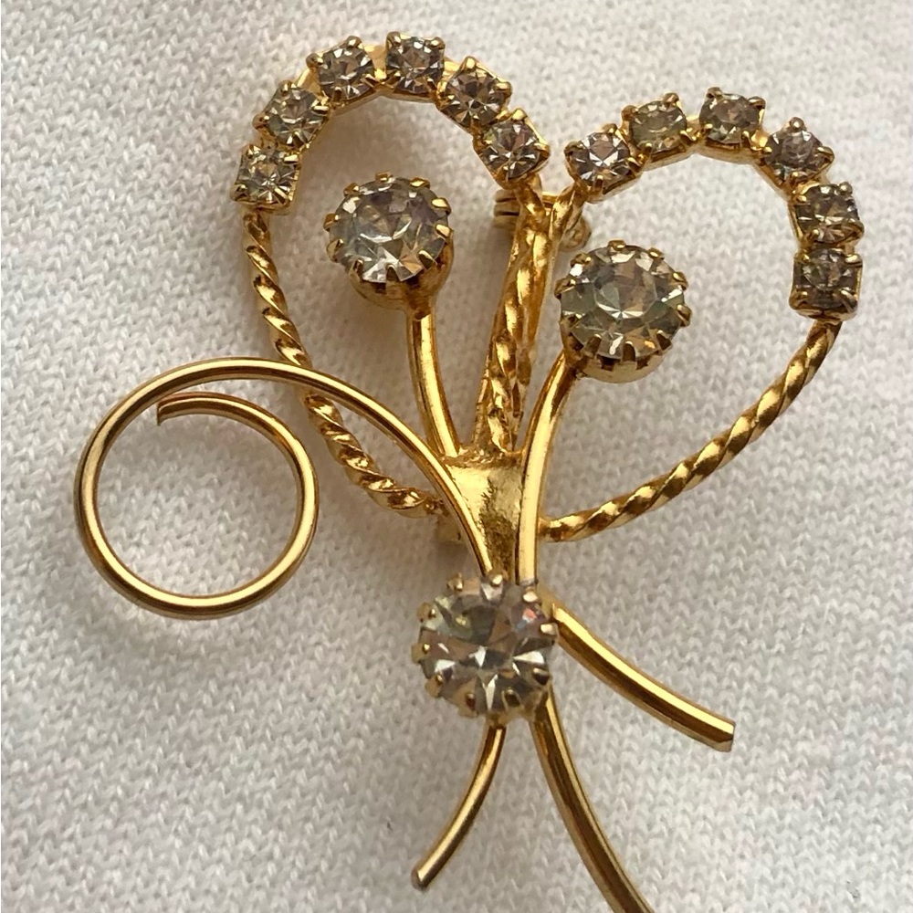 Vintage Estate Brooch Gold Tone Clear Prong set stones Heart Flower Twisted Wire